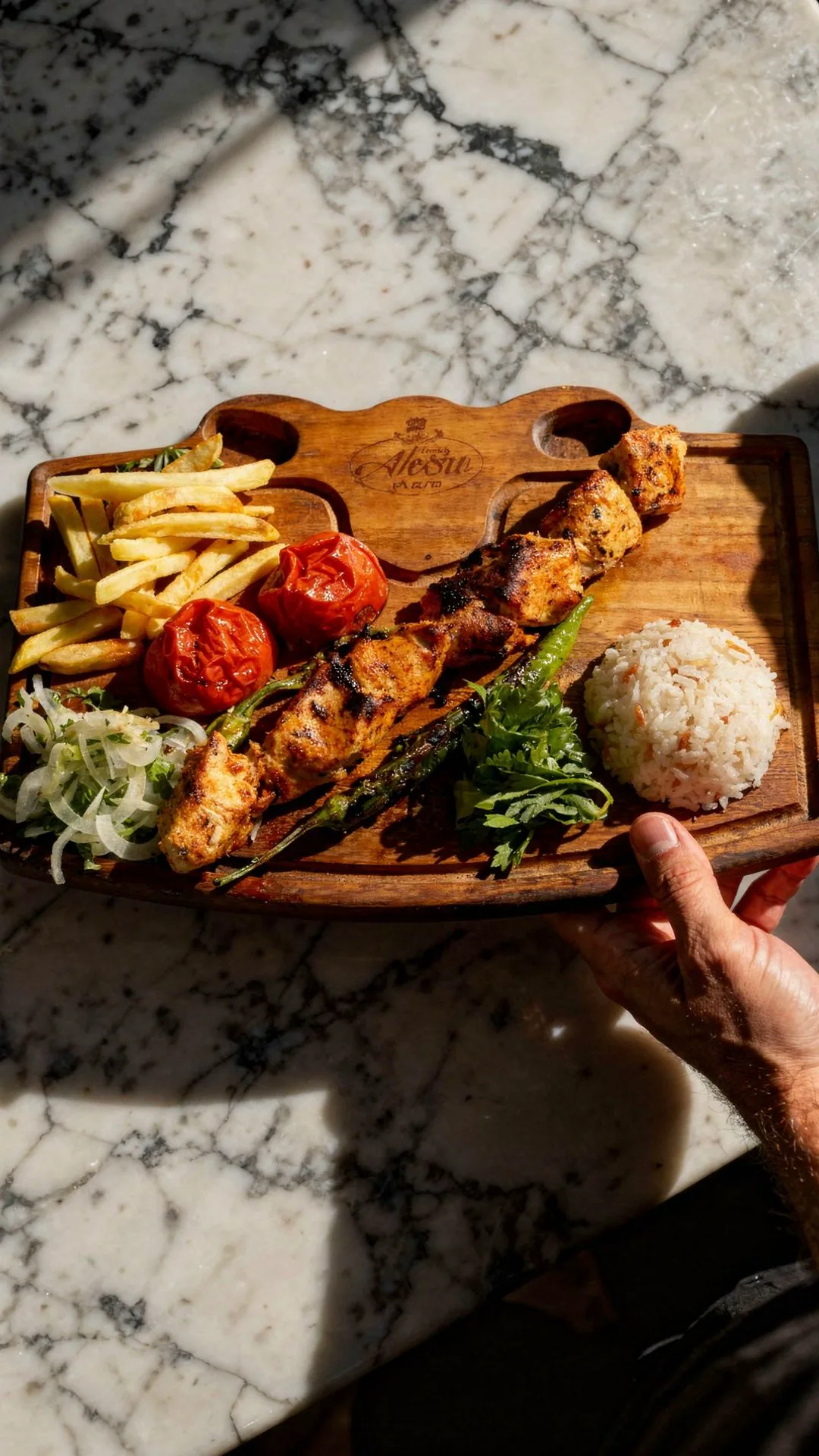 Aksu Kafe tavuk şiş tabağı