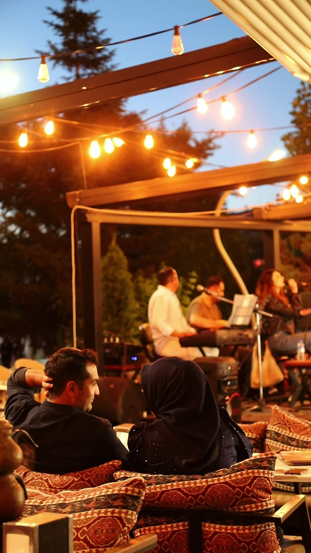 Aksu Kafe bahçesinde canlı müzik gecesi
